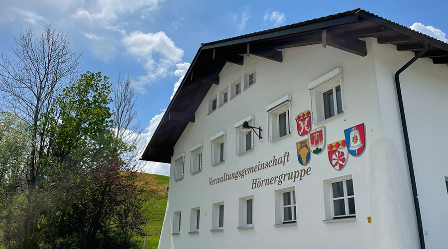 Verwaltungsgemeinschaft Hörnergruppe Es war kein Scherz, als am 1. April 1973 Fischen, Ofterschwang, Bolsterlang, Obermaiselstein und Balderschwang ihre Administration vereinen. Denn der Beschluss ist bis heute die Basis für nachhaltiges Wachstum und touristische Wertschätzung. Im südlichsten Bayern, in Rufweite zum Kleinwalsertal, zur Schweiz, zum Bodensee und flankiert vom Naturpark Nagelfluhkette sind die fünf Orte der Inbegriff Allgäuer Lebensart.